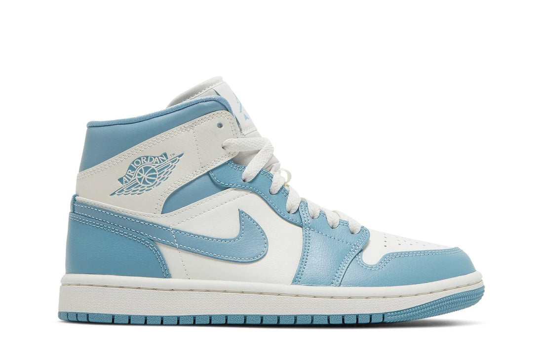 Tênis Nike Air Jordan 1 Mid University Blue (UNC) Azul