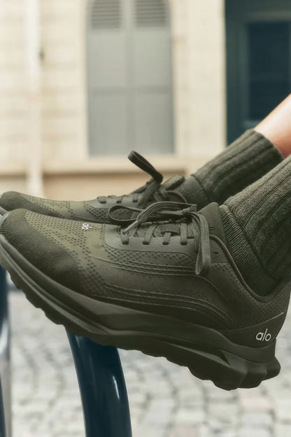 Tênis Alo Yoga Runner Verde Militar